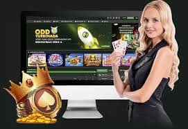 Pengguna membaca bonus cashback melalui ponsel